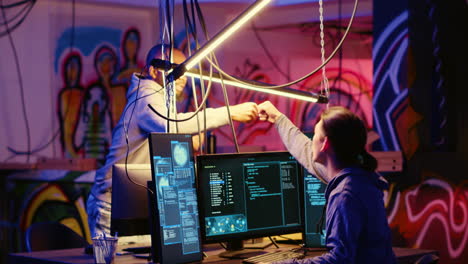 los hackers salen de la base oculta.