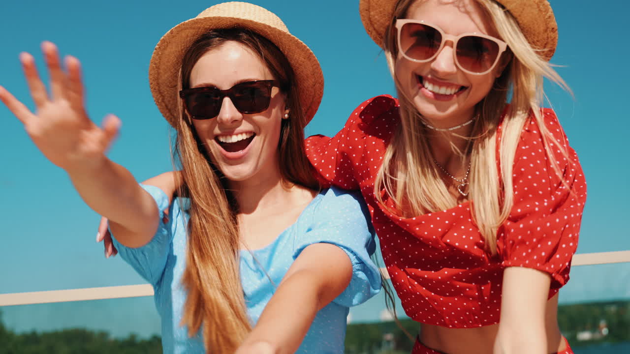 두 명의 행복한 여성들이 야외에서 여름을 즐기고 있습니다.