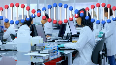 animación de una cadena de adn girando sobre una científica asiática usando una computadora en el laboratorio