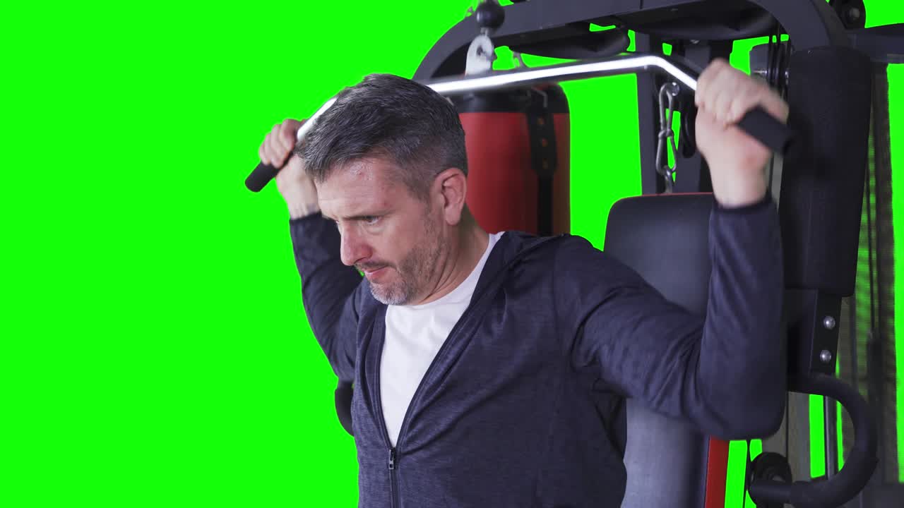 primer plano de un hombre haciendo ejercicios en una máquina de fitness