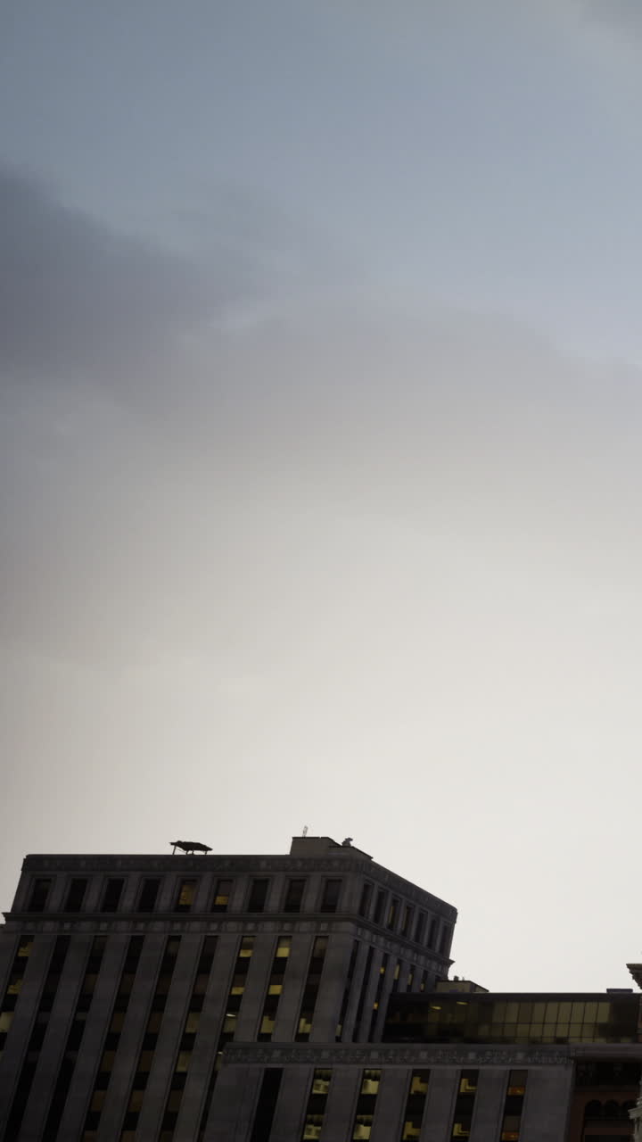 Azotea de edificio al anochecer con el horizonte y nubes de fondo