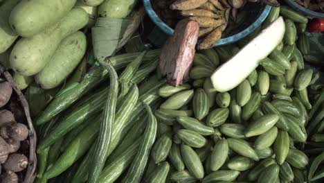 variedad de hortalizas crudas vendidas en el mercado