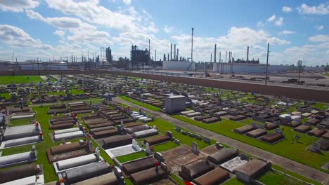 An-vista-aérea-over-a-Louisiana-cemetery-reveals-a-huge-chemical-factory-refinery-in-the-distance