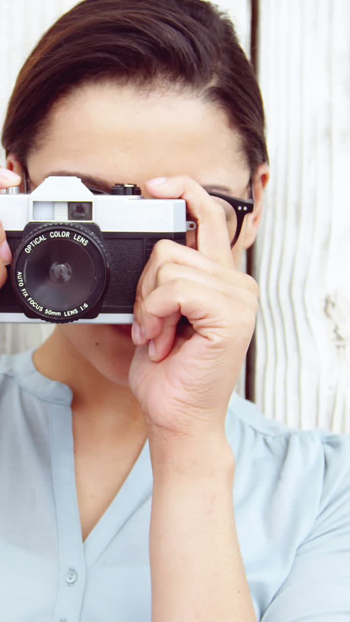 Fotografo che scatta foto con fotocamera vintage