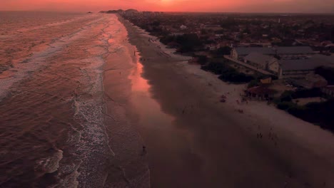 Hohe-Luftaufnahme-Des-Atlantikstrandes-Bei-Sonnenuntergang,-Atemberaubende-Farben