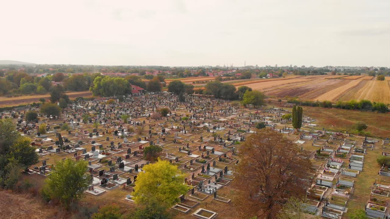 마을 묘지의 공중 드론 영상