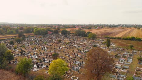 imágenes aéreas de drones del cementerio junto al pueblo