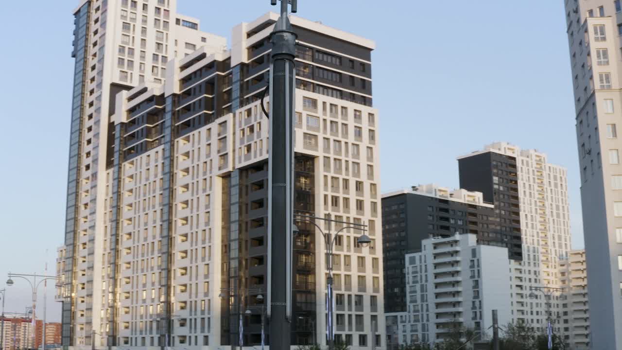 edificios de apartamentos modernos en una ciudad