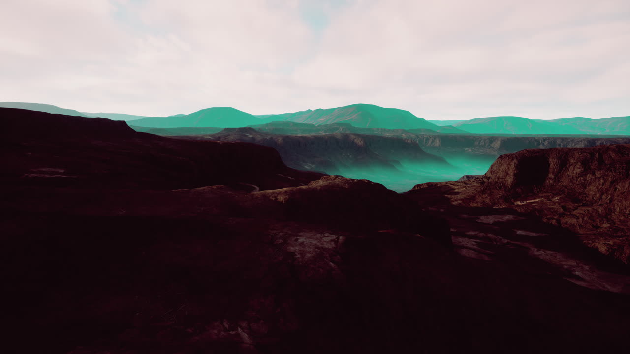 misterioso paisaje alienígena: montañas, valles y niebla