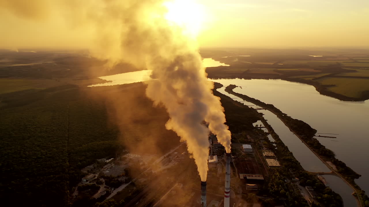emisiones de las centrales eléctricas al atardecer