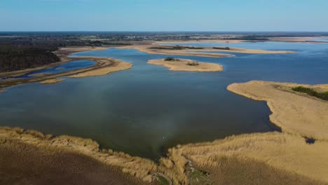 lago sereno de la isla de hiiumaa, estonia: video en 4k de un avión no tripulado