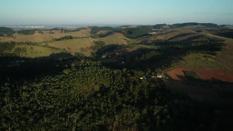 Avanzando-Con-Drones-Filmando-Montañas-Y-Grandes-árboles-En-Un-Exuberante-Campo-Verde,-En-Resolución-4k,-Paz,-Serenidad,-Amor,-Motivación