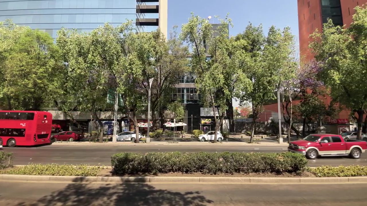 Toma a cámara lenta de la avenida Paseo de la Reforma y edificios residenciales