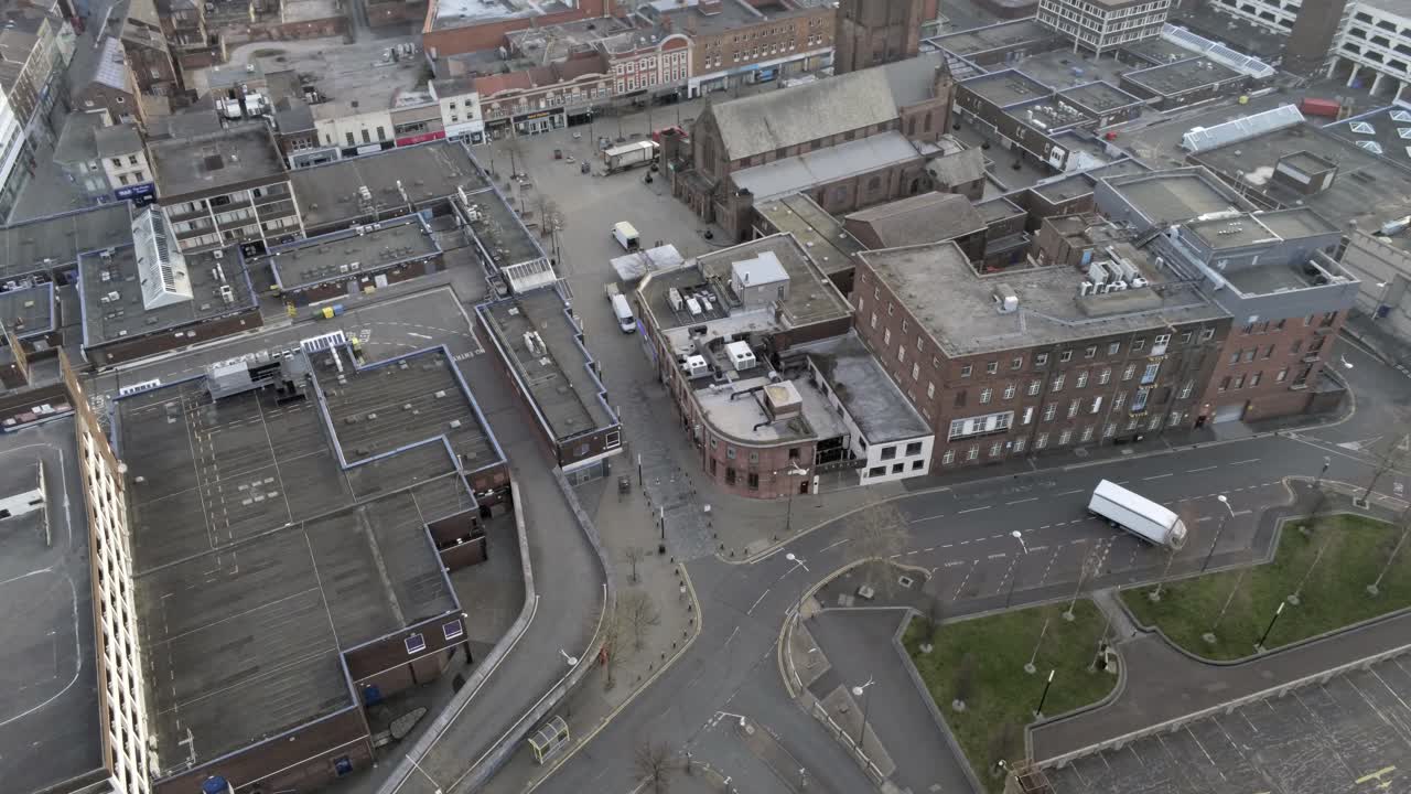 coronavirus bloquea el aire en el centro de la ciudad vacía lenta retirada de los pájaros ojo