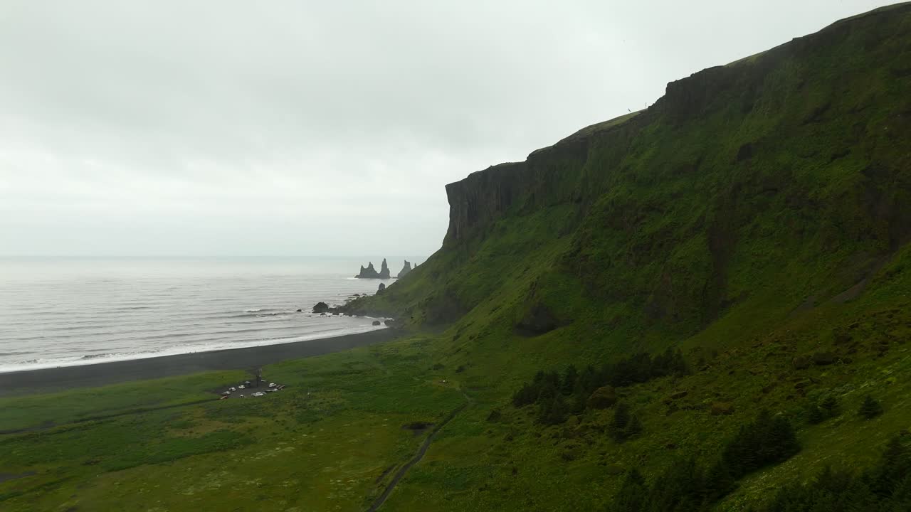 explore el encantador pueblo de vik, enclavado entre altas montañas y el océano, que ofrece una mezcla única de naturaleza y cultura en este cautivador paisaje islandés.