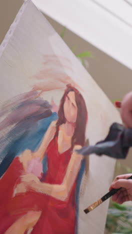 el artista mezcla pigmentos en el retrato de la mujer. el pintor profesional crea un equilibrio armonioso de colores en el lienzo en el estudio de arte. la autenticidad del arte