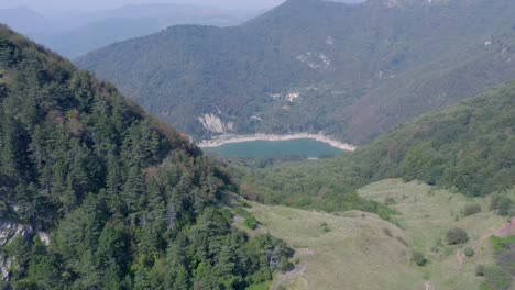 Panning-Drone-Shot-Revela-Un-Lago-Artificial-Cerca-De-Génova,-Liguria,-Italia