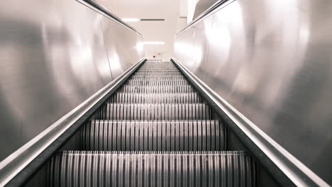 Statisches-Filmmaterial-Von-Rolltreppen-Und-Einem-Mann-Oben-Auf-Der-Rolltreppe,-Der-Aussteigt