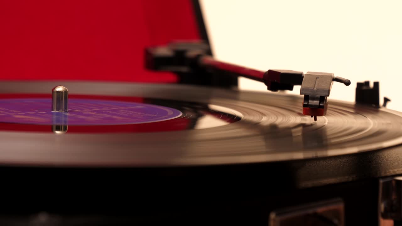 Mano abbassa la puntina su un disco in vinile che gira sul giradischi
