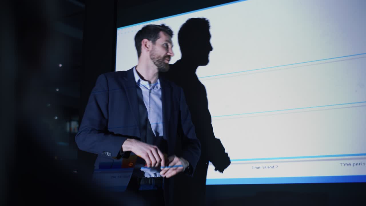 컨퍼런스 비즈니스 미팅 프레젠테이션: ceo 사업가는 투자자 그룹, 사업가에게 데이터를 보여줍니다. 프로젝터 화면은 그래프, 제품 판매, 수익 성장 전략, 전자 상거래 분석을 보여줍니다