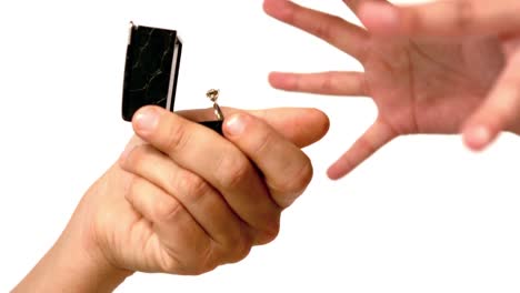 hombre proponiendo matrimonio a su novia conmocionada