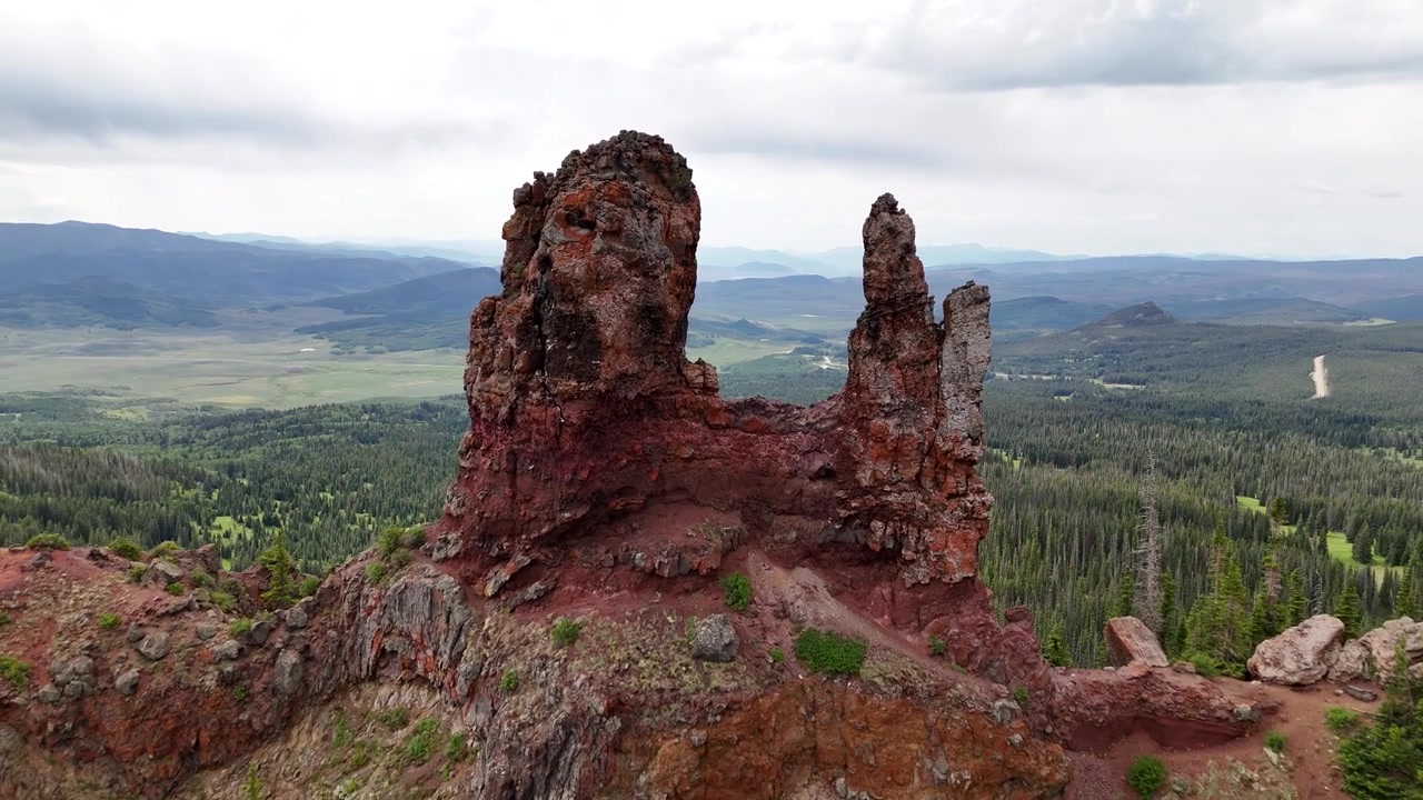 Drönarbild av Rabbit Ears Peak, naturskön klippformation på en bergstopp ovanför ett pass i Klippiga bergen, Colorado, USA