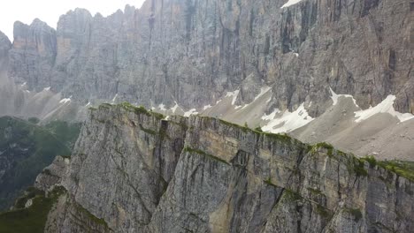 Placas-Tectónicas-Aéreas-Que-Forman-Crestas-En-Una-Zona-Montañosa-Dolomitas,-Alleghe,-Italia