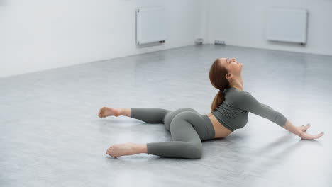 mujer haciendo estiramientos de yoga