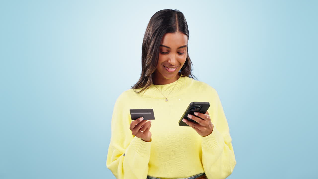 sonrisa, teléfono o mujer en el estudio con tarjeta de crédito