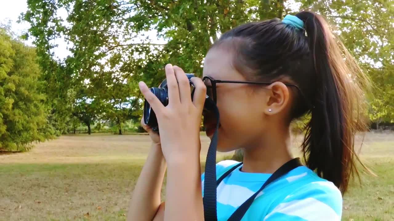 chica haciendo clic en una fotografía de la cámara
