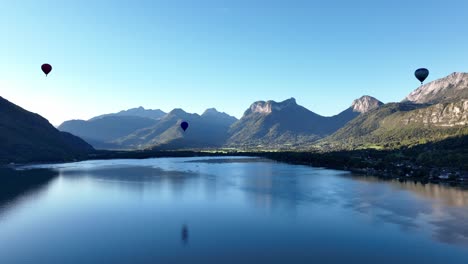 Globos-Aerostáticos-Que-Viajan-A-Muy-Baja-Altura-Sobre-Un-Impresionante-Lago-Alpino