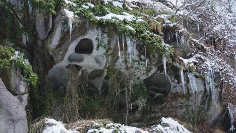 lado de montaña cubierto de hielo en japón, vista de invierno de los acantilados de yamadera