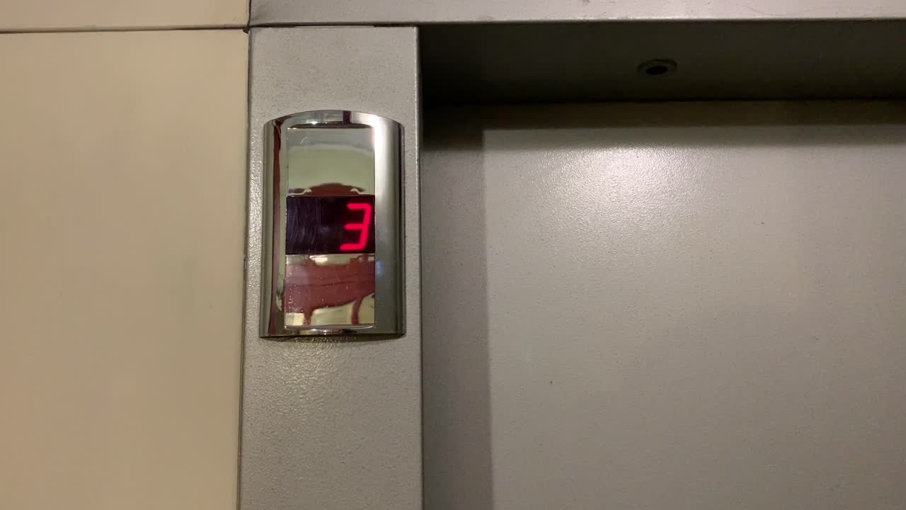 esta es una grabación de una pantalla en un ascensor, mostrando el piso que es