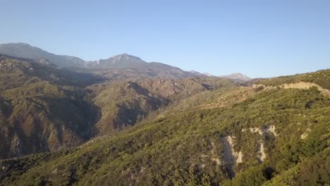 Volando-Sobre-La-Carretera-Verde-Del-Paso-De-La-Montaña