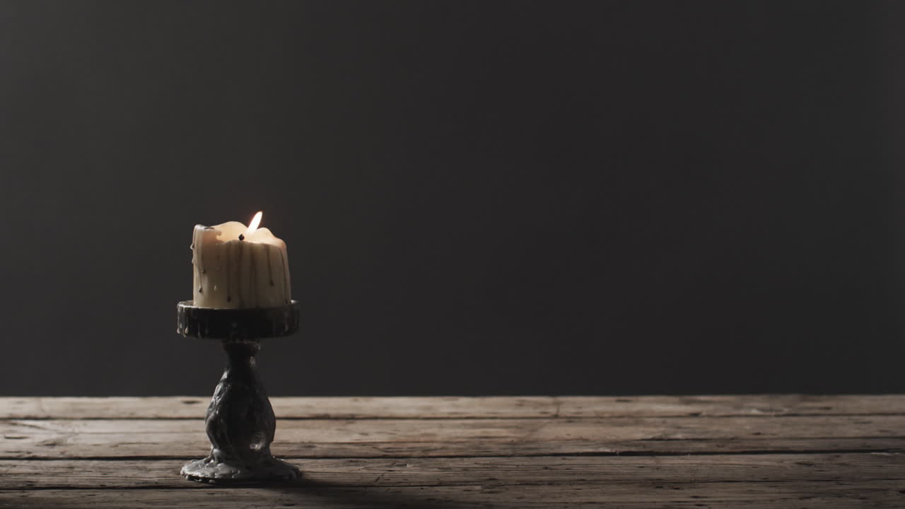 видео свечи хэллоуина с дымом и копировальным пространством на деревянном и черном фоне