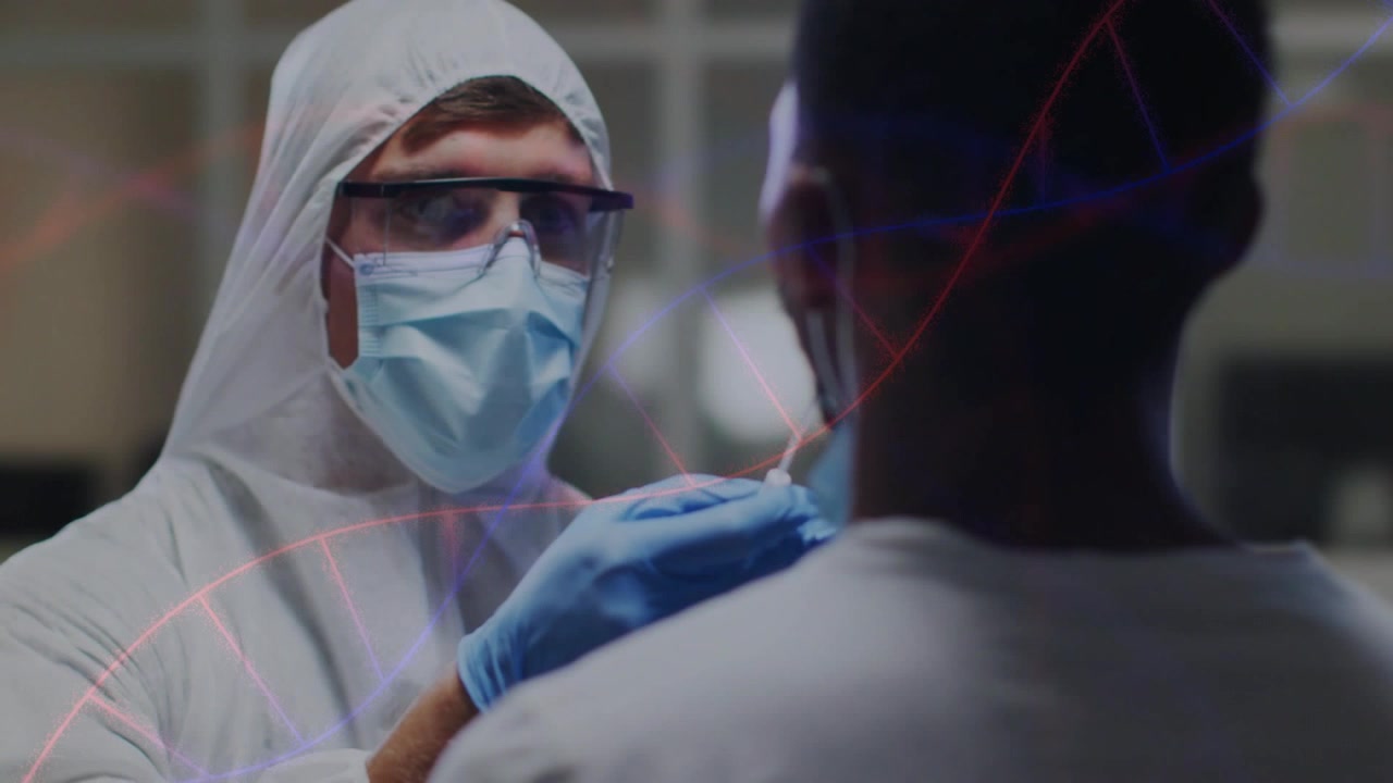 Paziente che abbassa la mascherina, tecnico medico che inserisce un tampone nasale mentre una sovrapposizione a elica di DNA evidenzia la diagnostica.