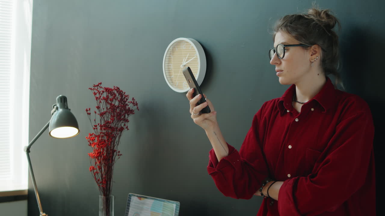 mujer de negocios usando teléfono inteligente en la oficina
