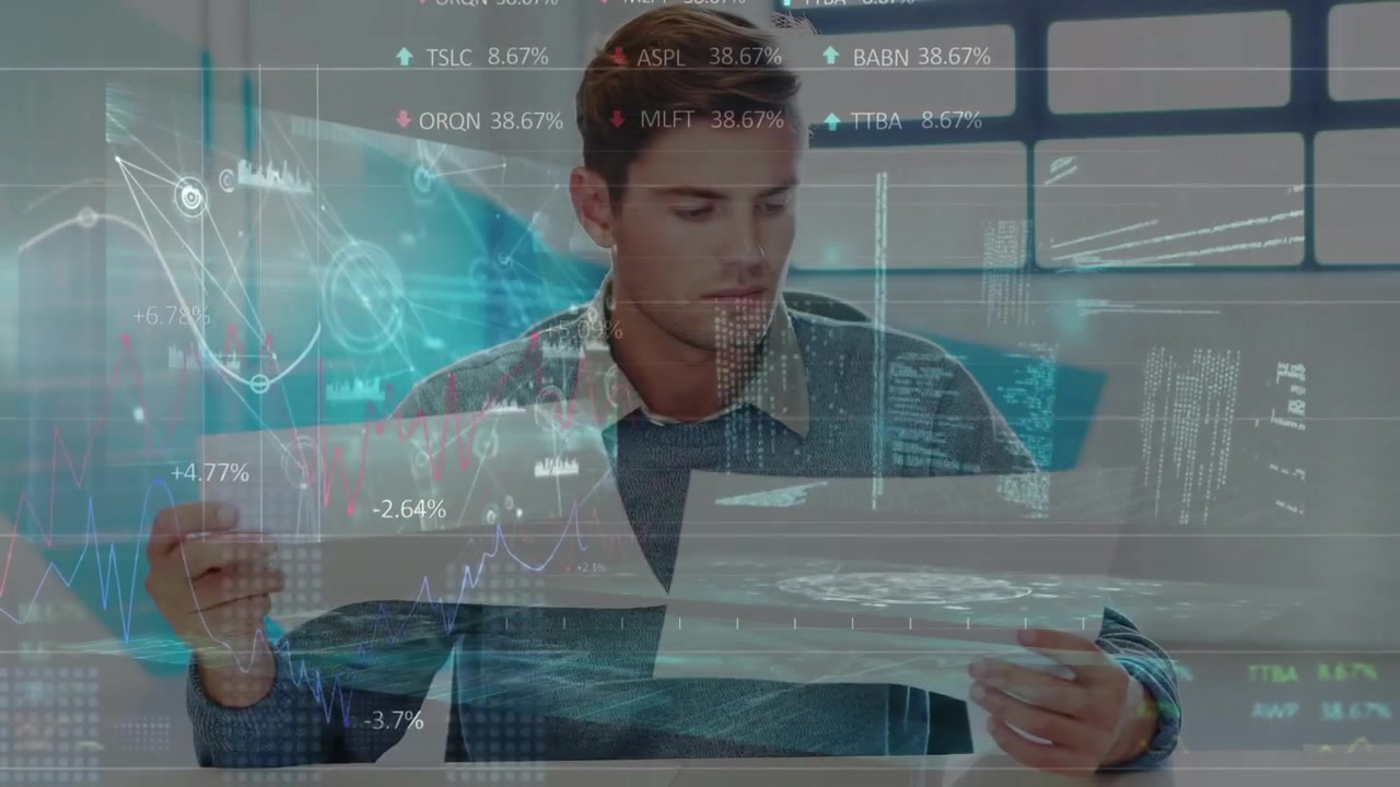 En forretningsmann bruker et digitalt nettbrett for å se på dokumenter på et kontor