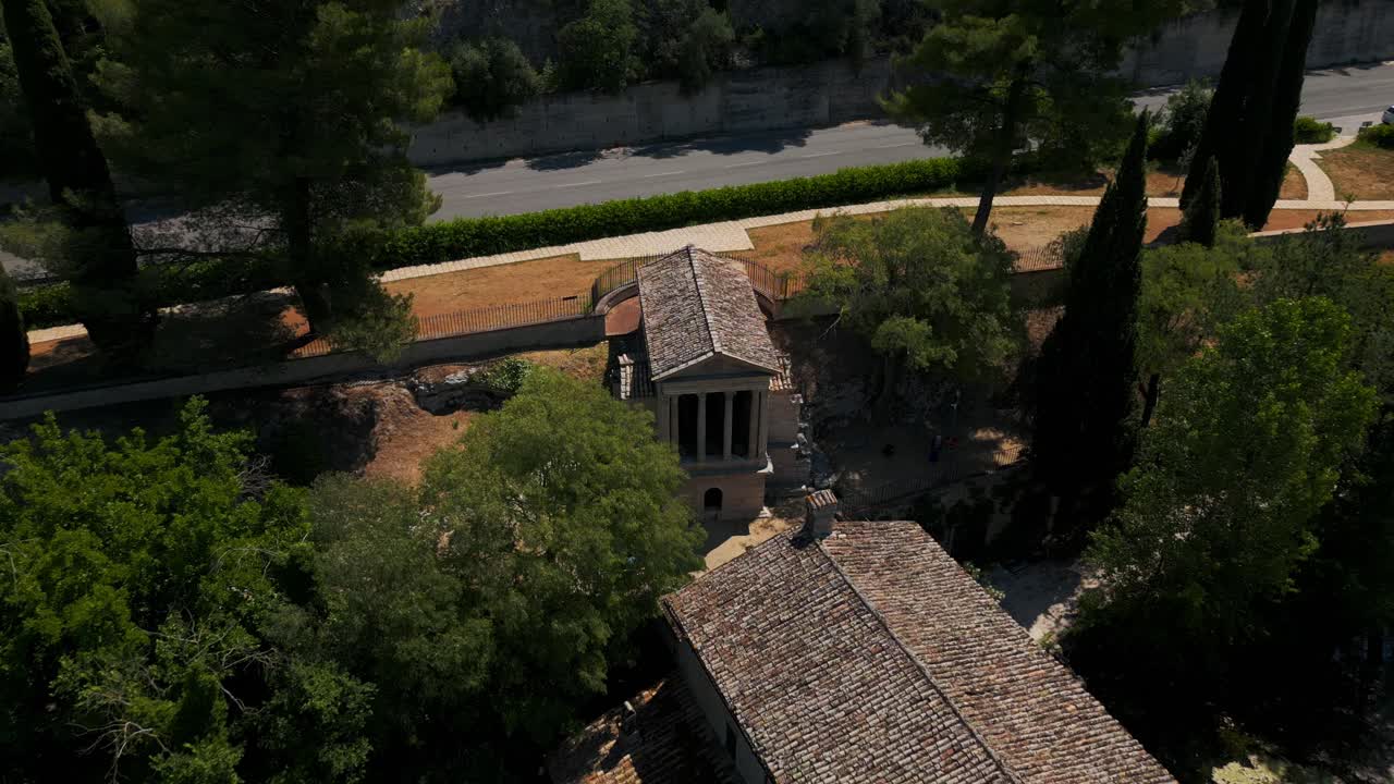 Avvicinamento aereo alle rovine della chiesa medievale del Tempio del Clitunno in Umbria, Italia.