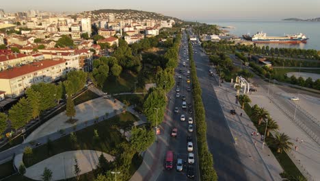 Vista-Aérea-De-Drone-Tráfico-De-La-Costa-De-La-Ciudad