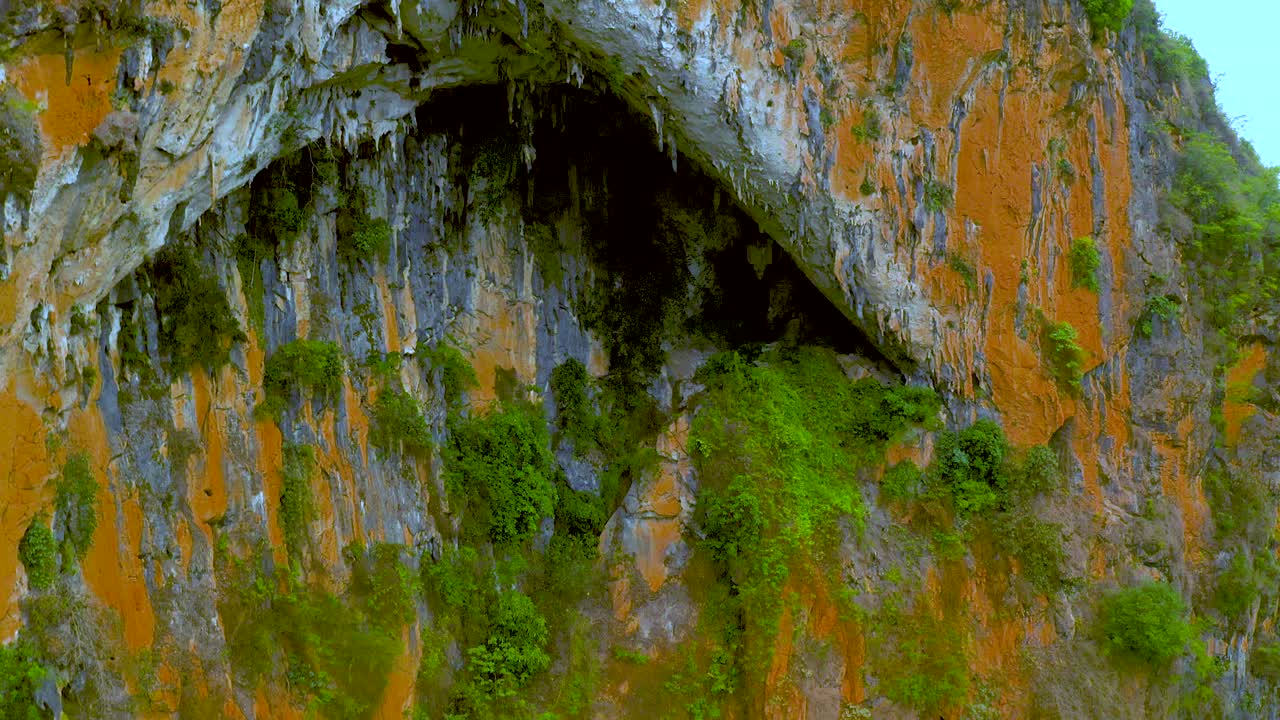 descenso aéreo de una gran cueva en el geoparque de la meseta de karst de dong van
