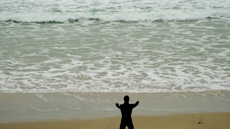서퍼가 차가운 물에서 서핑을 할 준비를 하고 있습니다.