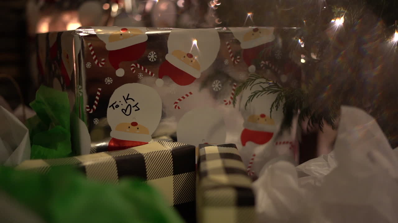 regalos envueltos y debajo del árbol la noche antes de navidad - gesto romántico