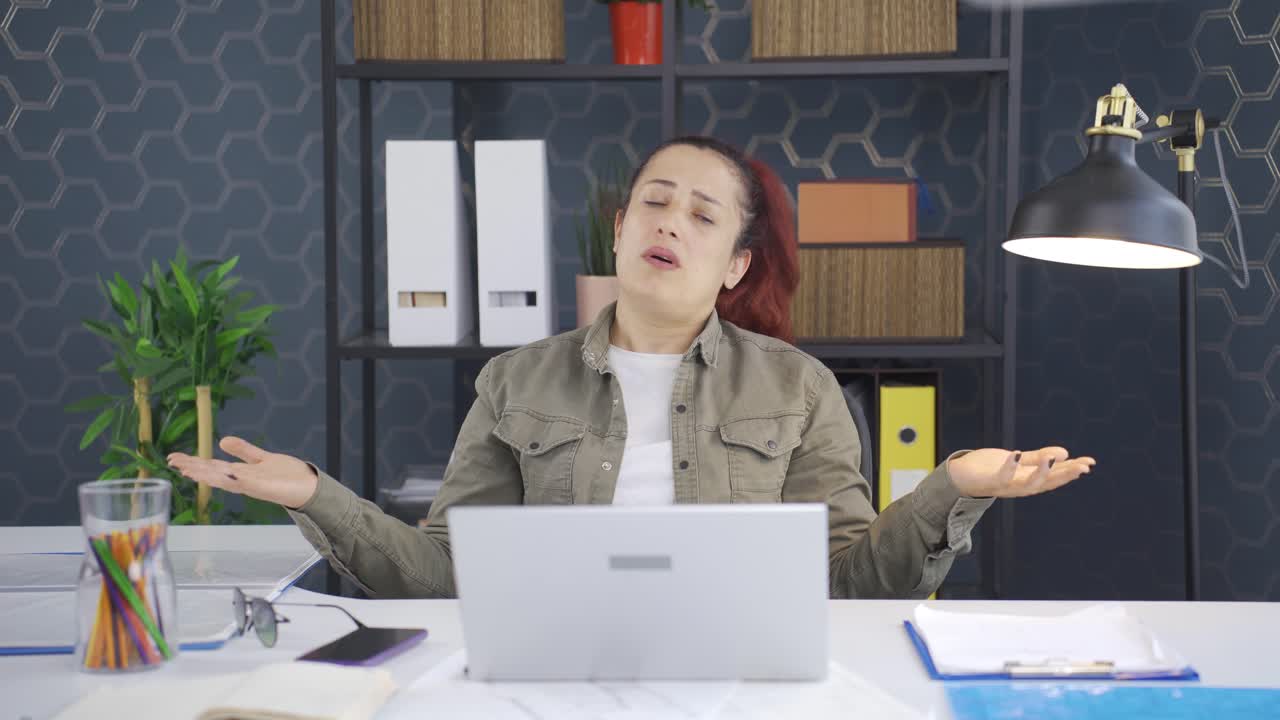 사업가 여성이 일에서 피곤한 카메라를 보고 있습니다.