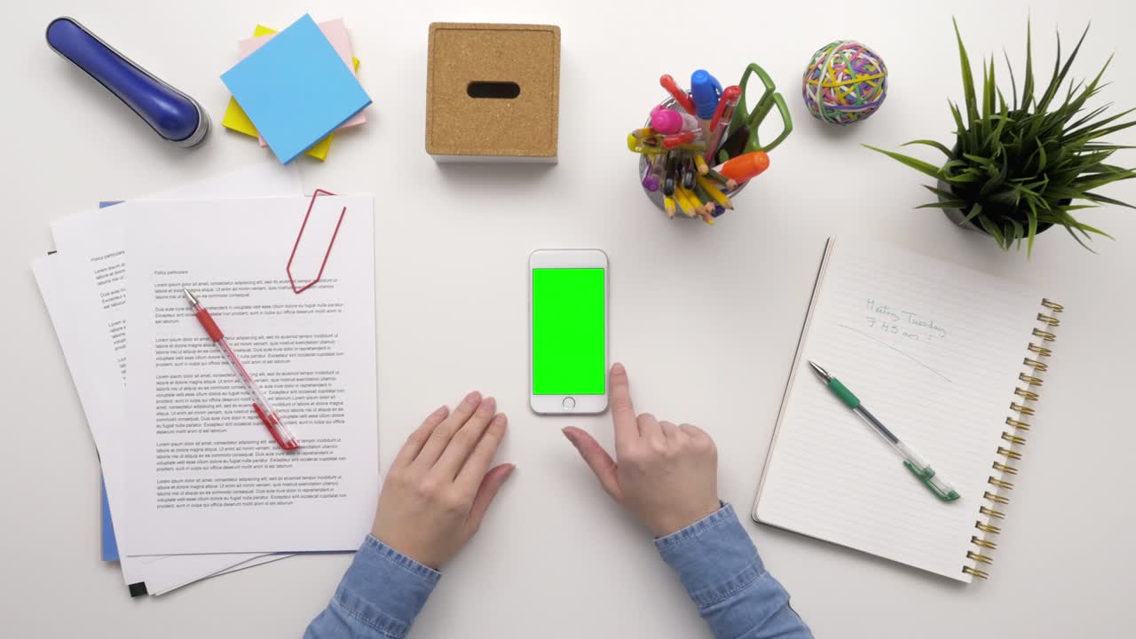 vista superior de una mujer de negocios usando un teléfono inteligente en el escritorio