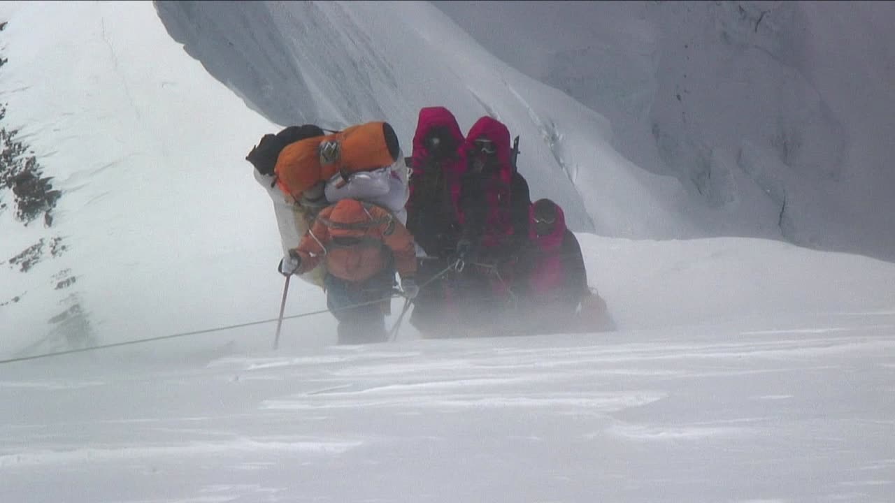 강풍에 몸살을 앓는 등산객들