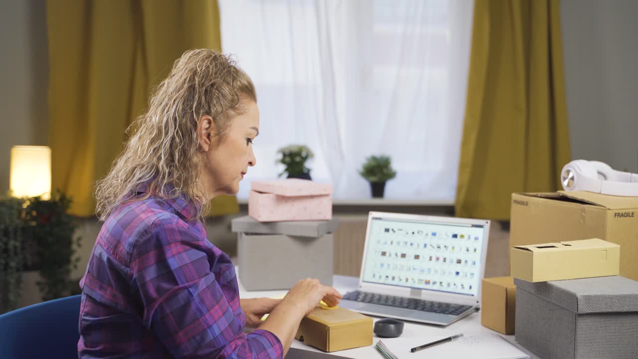 empresario de comercio electrónico. empaqueta los productos.