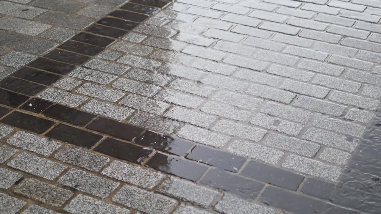 비가 내린 후 은 돌판