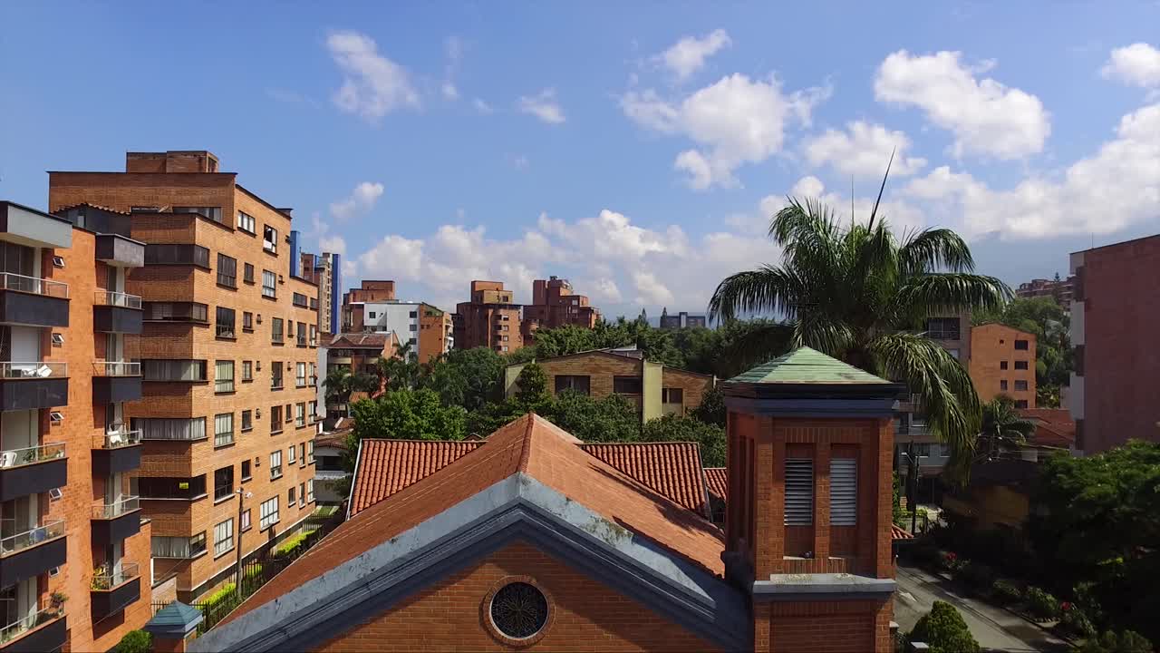 una iglesia en medio de una zona residencial en medellin colombia