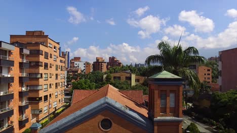 Eine-Kirche-Mitten-In-Einem-Wohngebiet-In-Medellin,-Kolumbien